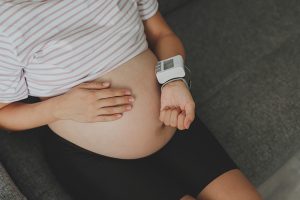¿Qué signos de alarma podrían presentarse en la primera etapa de embarazo?